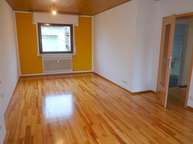 Nähe Feldrandlage! 3-Zimmer-EG-Wohnung mit kl. Terrasse und Garagenplatz in Kahl! - Foto 2